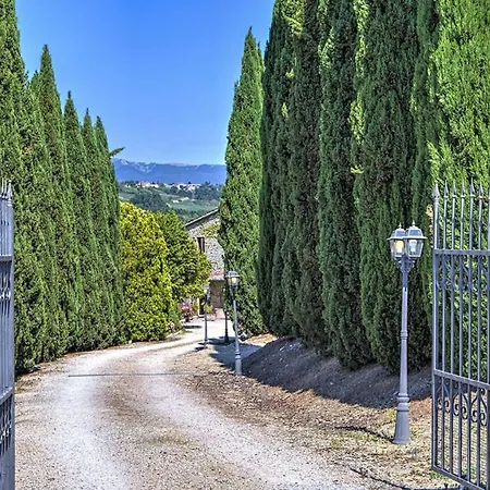 Villa Poggiente 15&2, Emma Todi